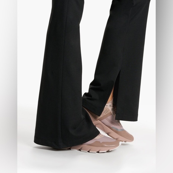 Vuori Granite High Waist Flare in Black Heather Size Small Split Hem Style - Picture 4 of 15